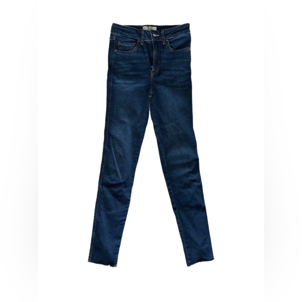 Free People 
Size 26
High waist 
Dark wash 
Stretch
Skinny